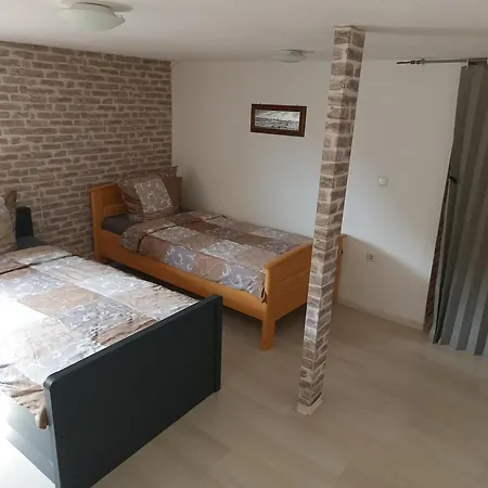 Octopus-2 Monteurwohnung In Zentrum! 2-zkb Im 2og شقة *